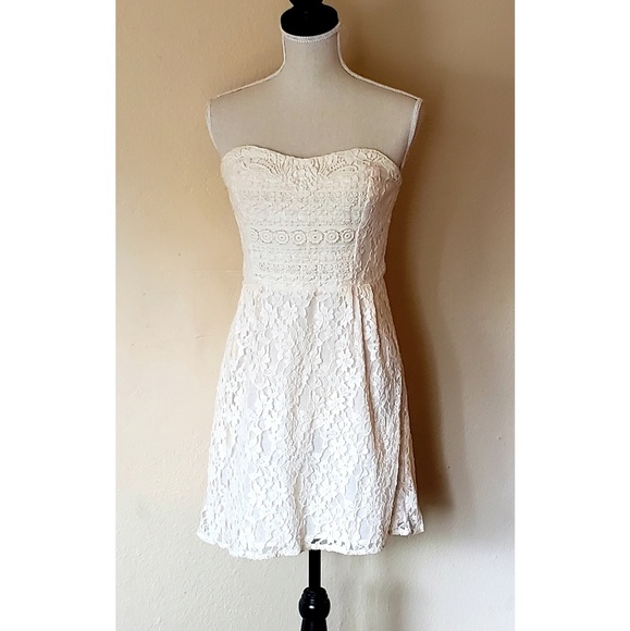 Free People Dresses & Skirts - Free People Ivory Strapless Lace Dress size 6
